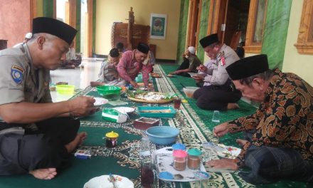 Usai Shalat Jum’at bersama warga, Kanit Binmas Polsek Neglasari di jamu ramah tamah