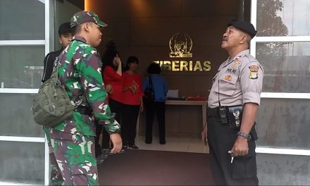 Jelang Malam Natal, Polsubsektor Palem Semi dan Koramil 06 Jatiuwung Lakukan Pengamanan Gereja