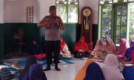 Kapolsek Jatiuwung Sampaikan Pesan Kamtibmas Saat Hadiri Pengajian Ibu-Ibu Majelis Taklim Periuk Jaya