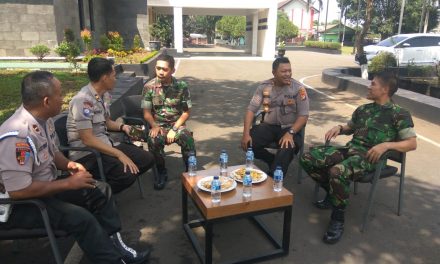 Jaga Sinergitas TNI – POLRI di Tangerang Tetap Solid, Kapolsek Jatiuwung Kunjungi Markas Yonif 203/AK