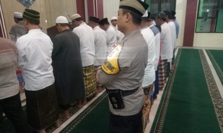 Bhabinkamtibmas Polsek Jatiuwung Shalat Subuh Berjamaah Bersama Warga di Masjid At-Taubah Gembor