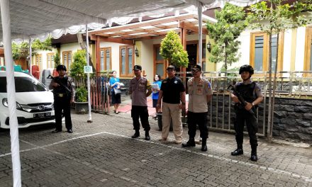 Gereja Santo Agustinus Dijaga Ketat Petugas Pospam Polsek Jatiuwung Saat Perayaan Natal Berlangsung