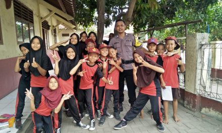 Bhabinkantibmas Desa Kayu Agung Brigadir Sidik Ammarullah berkunjung dan tatap muka dengan Siswa/I Pelajar SD