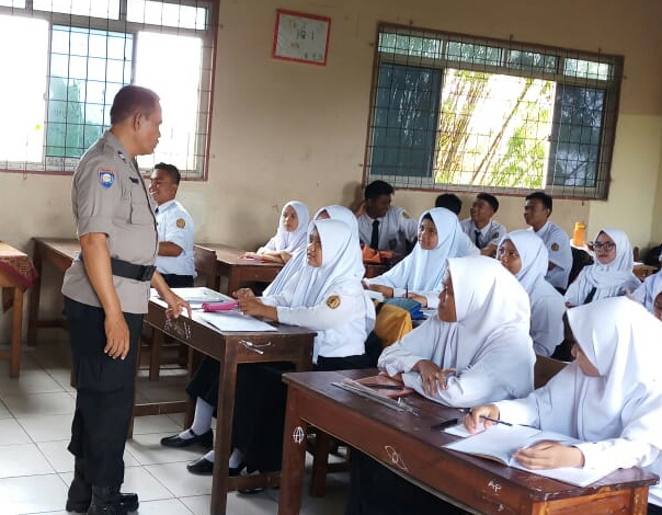 Bhabinkamtibmas Polsek Benda Sambangi Sekolah SMK Bandara, Sampaikan Himbauan Kamtibmas.