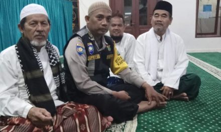 Sholat Isya Berjamaah Dipergunakan Aiptu Supriyadi Mengajak Jaga Kamtibmas