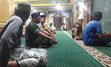 Dengan Sholat Subuh Berjamaah Bhabinkamtibmas Polsek Cipondoh Jalin Keakraban Dengan Warganya