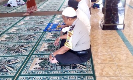 Bhabinkantibmas Desa Pisangan Jaya Aiptu Budi SY Sholat Subuh berjamaah di Masjid Nidal Al Muslimin