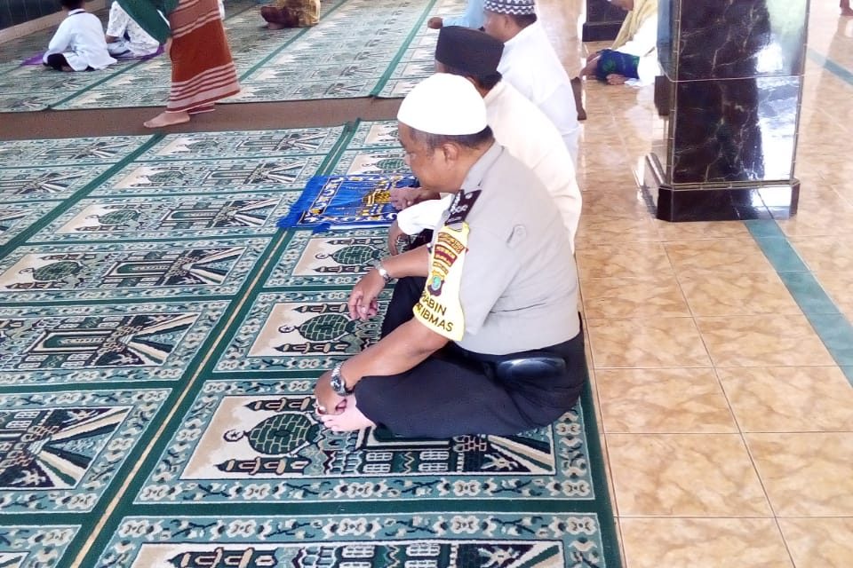 Bhabinkantibmas Desa Pisangan Jaya Aiptu Budi SY Sholat Subuh berjamaah di Masjid Nidal Al Muslimin