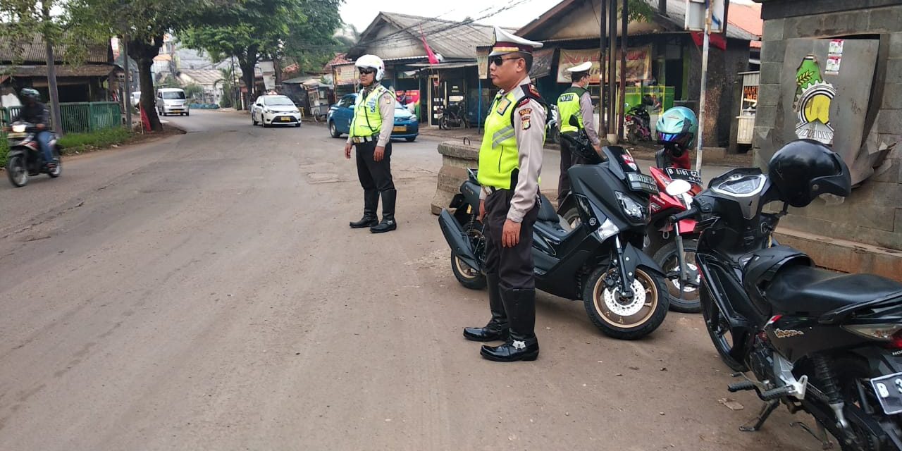 Unit Lantas Polsek Benda Melaksanakan Pelayanan Pengaturan Lalu Lintas Di Pagi Hari, Guna Antisipasi Kemacetan.