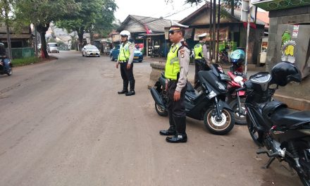 Unit Lantas Polsek Benda Melaksanakan Pelayanan Pengaturan Lalu Lintas Di Pagi Hari, Guna Antisipasi Kemacetan.