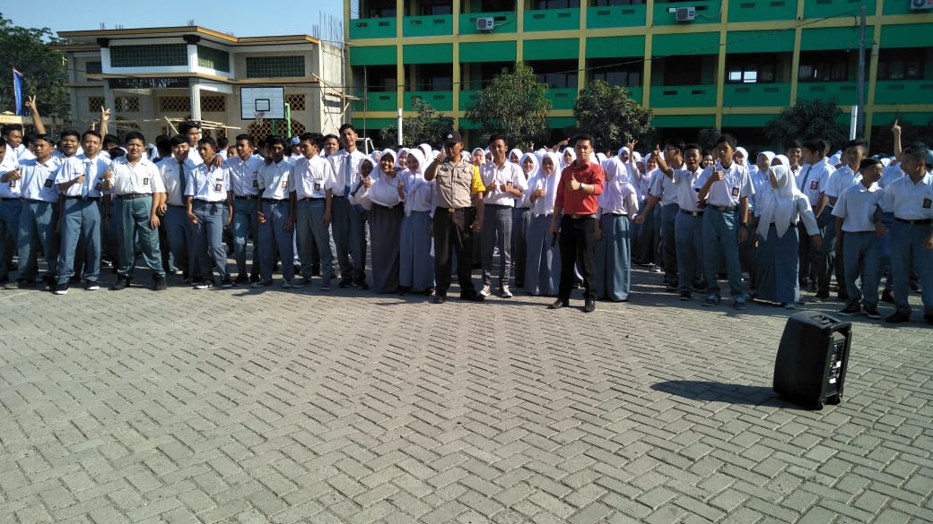 Bhabinkantibmas Desa Karet Aiptu Khaerul Saleh Sambang SMK Pilar Bangsa