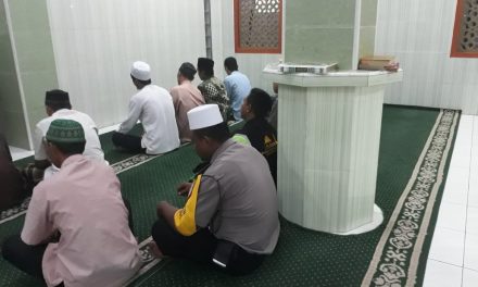 Bhabinkamtibmas Ds. Kosambi Timur Saat Panggilan Adzan Berkumandang Sholat Subuh Berjamaah Dimasjid Jihadul Mukminin