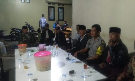 Bhabinkantibmas Polsek Sepatan Bripka Ahmad Hamdani N. Sambang Kepala Desa dan Warga