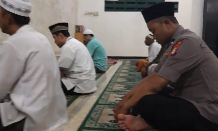 Bhabinkamtibmas Aipda Okky Melaksanakan  Sholat Maghrib Berjamaah di Masjid Jami Al Anwar Desa Rawa Burung Kec.Kosambi Kab.Tangerang