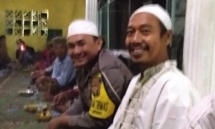 Bhabinkantibmas Polsek Sepatan Brigadir Dedi Kurniawan Jalin keakraban dengan Menghadiri Acara pengajian dan Tahlilan Warga