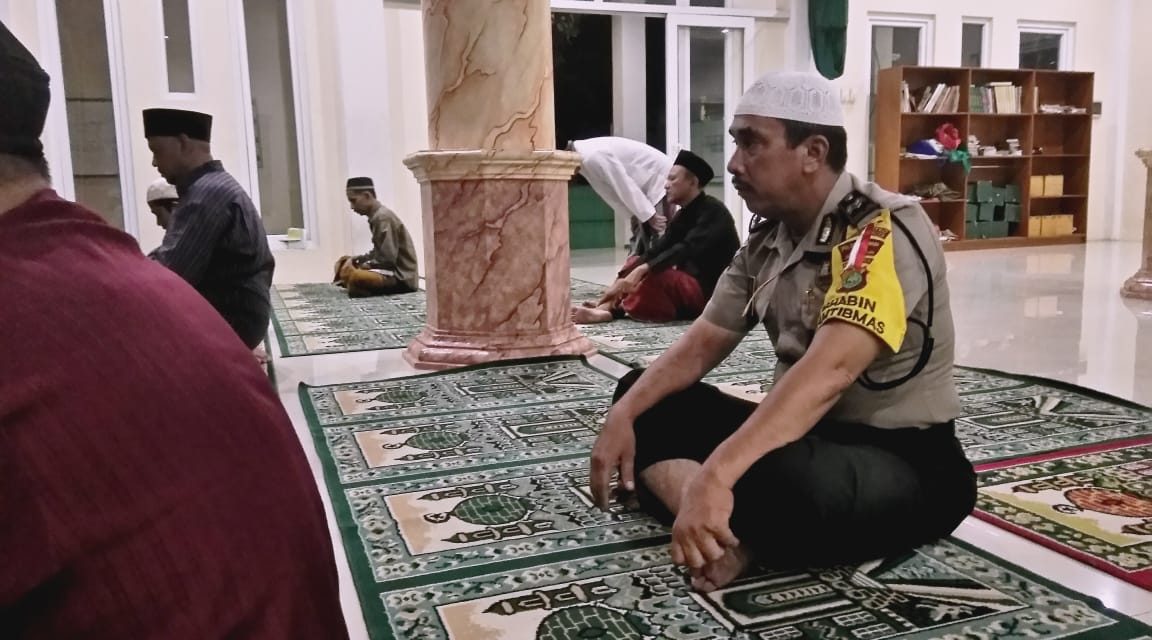 Saat Panggilan Adzan Berkumandang Bhabinkamtibmas Kel. Dadap Kunjungi Masjid Attaqwa Laksanakan Sholat Subuh