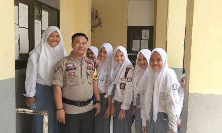 KUNJUNGAN POLKISS BHABINKAMTIBMAS KEL SALEMBARAN JAYA MELAKSANAKAN KEGIATAN SAMBANG KE SEKOLAH SMAN 5 KEL SALEMBARAN JAYA HIMBAU PELAJAR JAUHKAN NARKOBA