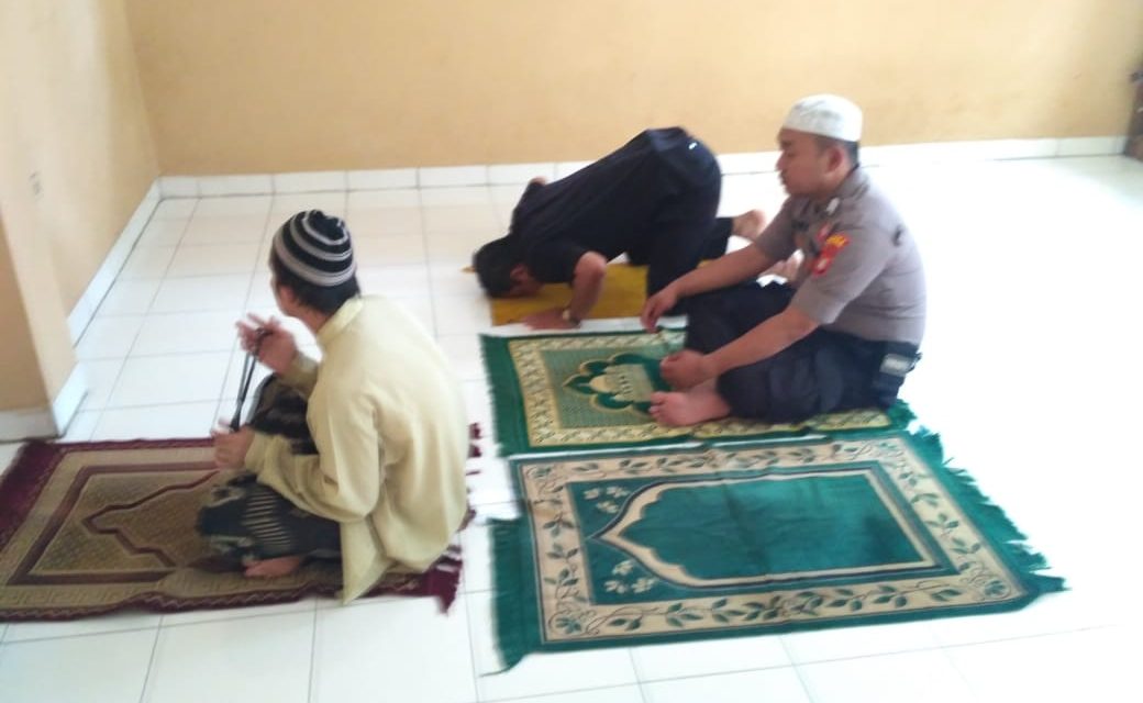 Bhabinkamtibmas Ds. Salembaran Jati Ketika Adzan Berkumandang Sholat Berjamaah