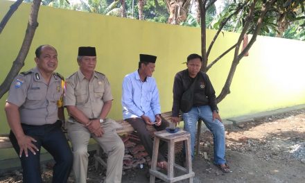 Sinergitas Bhabinkamtibmas Sambangi Balai Desa Kampung Melayu Timur Kondusifkan Situasi Kamtibmas