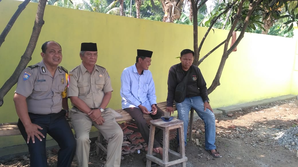 Sinergitas Bhabinkamtibmas Sambangi Balai Desa Kampung Melayu Timur Kondusifkan Situasi Kamtibmas