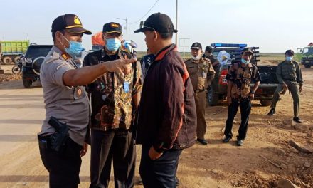 Terkait Perbup No. 47 Tahun 2018 Kapolsek Teluknaga Pimpin Operasi Penertiban Kendaraan Truk Tanah