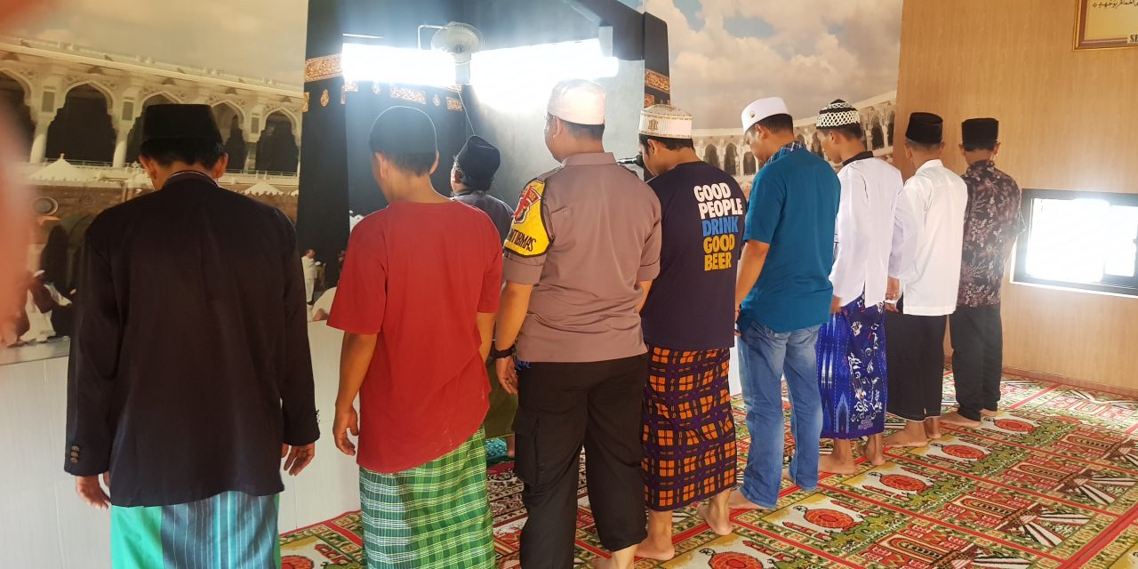 Suara Adzan Sebagai Panggilan Sholat Berkumandang Bhabinkamtibmas Kel. Salembaran Jaya  Sambangi Masjid