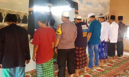 Suara Adzan Sebagai Panggilan Sholat Berkumandang Bhabinkamtibmas Kel. Salembaran Jaya  Sambangi Masjid