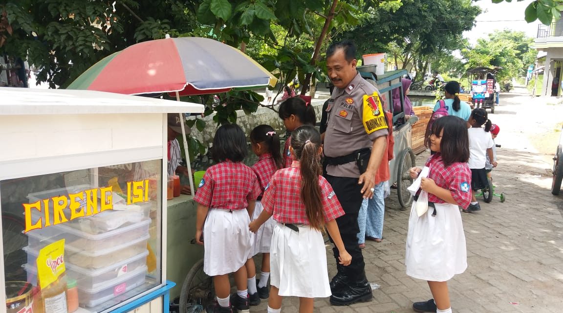 Bhabinkamtibmas Sambang Sekolah Bersilaturohmi dan Himbau Pelajar Untuk Disiplin