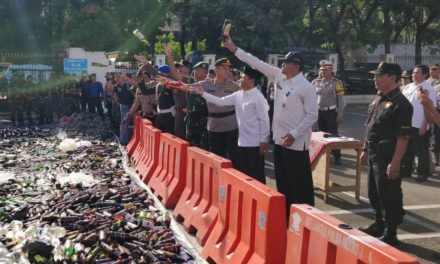 Polrestro Tangkot Musnahkan 15.200 Botol Miras dan 16.365 Petasan