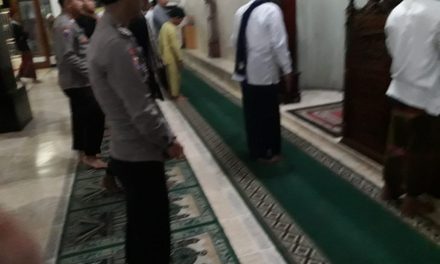 Saat Panggilan Adzan Berkumandang Bhabinkamtibmas Ds. Lemo Kunjungi Masjid Laksanakan Sholat Subuh Berjamaah