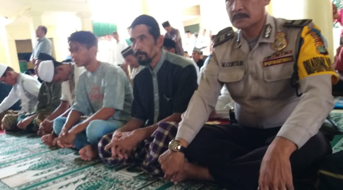 Tingkatkan Keimanan dan Ketaqwaan Bhabinkamtibmas Ds. Belimbing kec. Kosambi Laksanakan Sholat Berjamaah