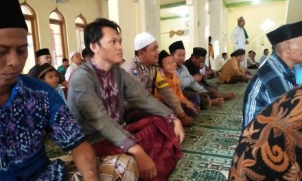 Bripka Denny Bhabinkamtibmas Ds. Teluknaga Kunjungi Masjid Jalin Silaturrahmi Dengan Warga