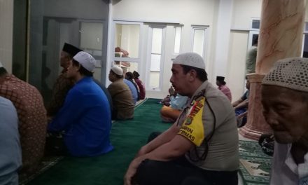 Panggilan Adzan Berkumandang Bhabinkamtibmas Aiptu Yosef Ditengah Kesibukan Melaksanakan Tugas Kunjungi Masjid Sholat Berjamaah