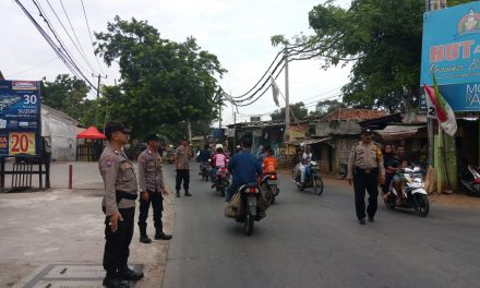 Unit Patroli Polsek Teluknaga Melaksanakan Pelayanan dan Pengaturan Dititik Rawan Macet