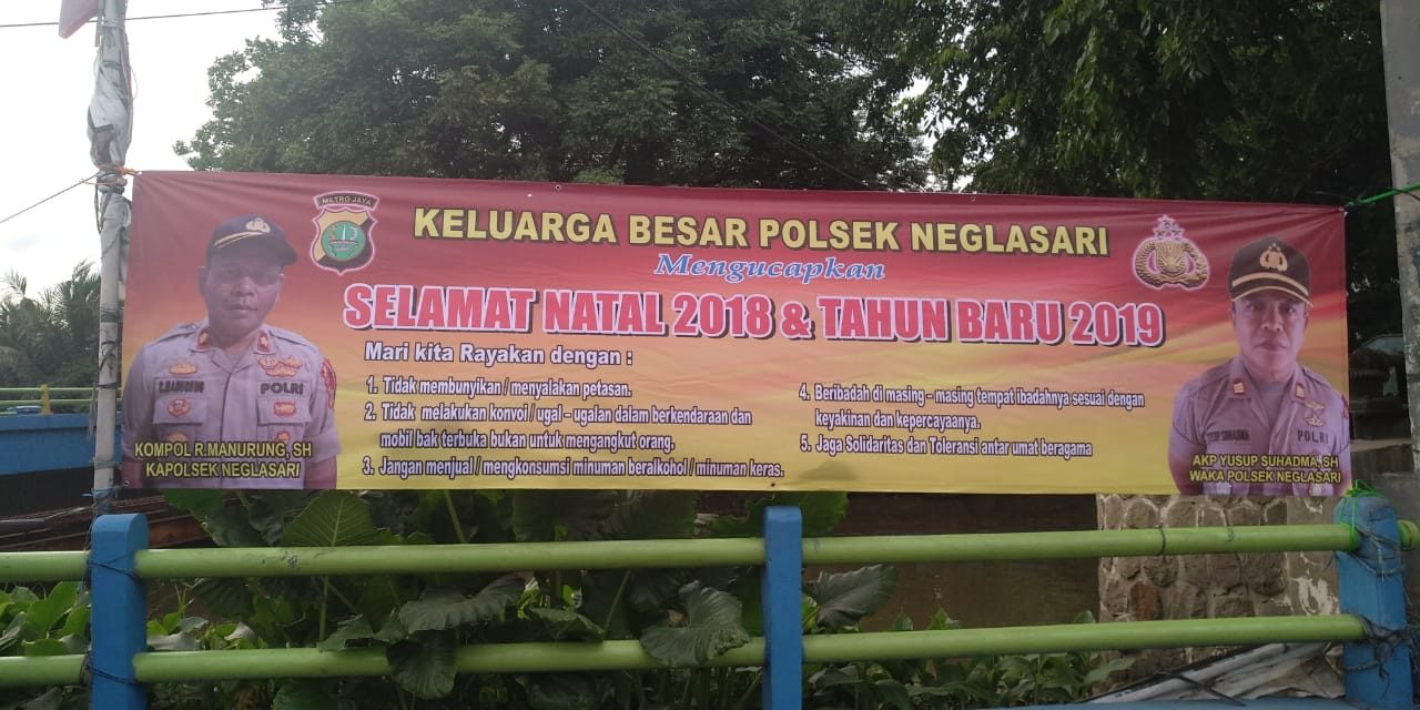 Ciptakan Situasi Kondusif Jelang Perayaan Natal dan Tahun Baru, Kapolsek Neglasari pasang Spanduk Himbauan Kamtibmas