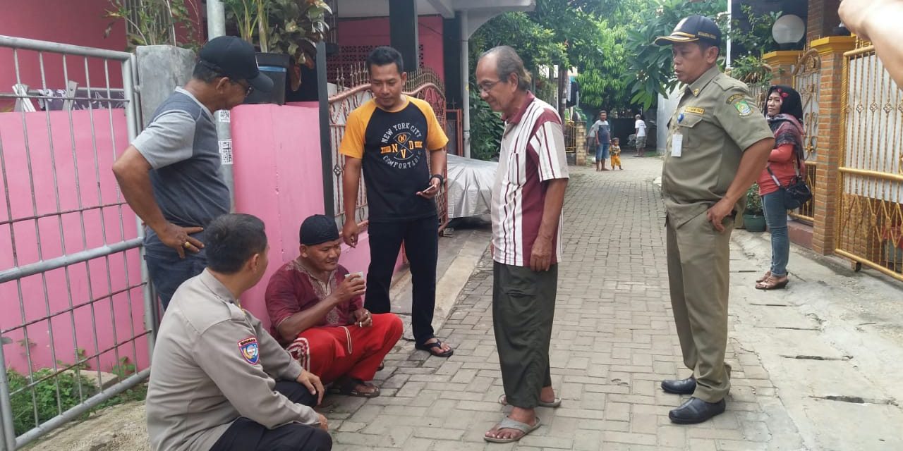 Bhabinkamtibmas Polsek Cipondoh Bantu Satpol Pp Bujuk Orang Terlantar Ke Dinas Sosial