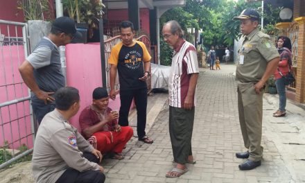 Bhabinkamtibmas Polsek Cipondoh Bantu Satpol Pp Bujuk Orang Terlantar Ke Dinas Sosial