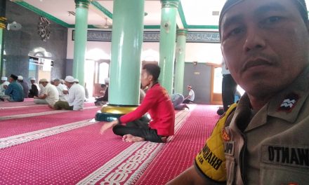 Aiptu Exwanto sholat dhuhur berjamaah dan sambangi DKM di masjid Nurut taqwa