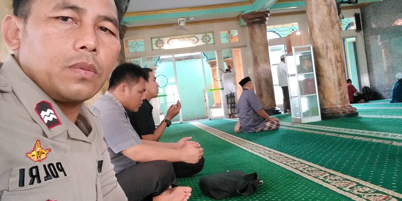 Bhabinkamtibmas sholat dzuhur berjamaah di masjid AT Taqwa