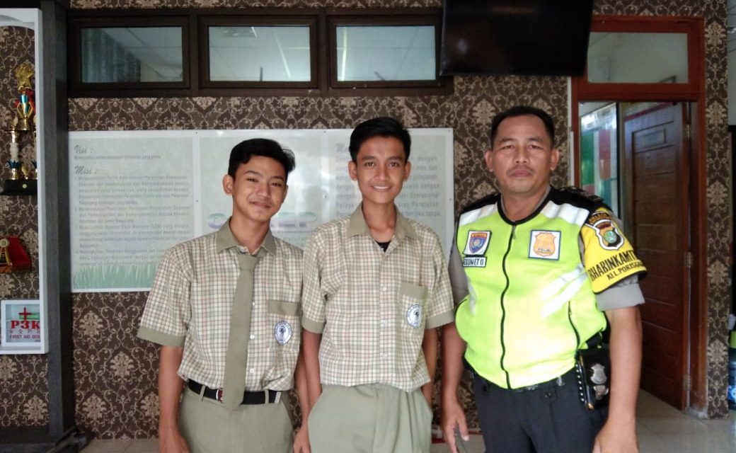 Kegiatan polisi memberikan arahan kamtibmas kepada pelajar sekolah SMK