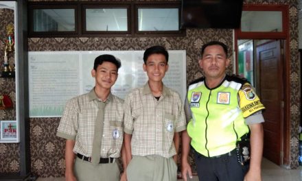 Kegiatan polisi memberikan arahan kamtibmas kepada pelajar sekolah SMK