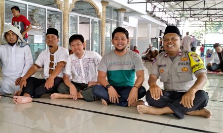 Kedekatan bhabinkamtibmas Aiptu K.Handoko terhadap seorang Ustadz H.Mukron DKM masjid Jami Al Muhajirin