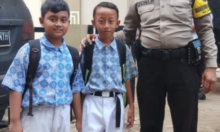 Kegiatan polkiss bhabinkamtibmas brigadir Joni H sambang ke sekolah SD Batu ceper 2