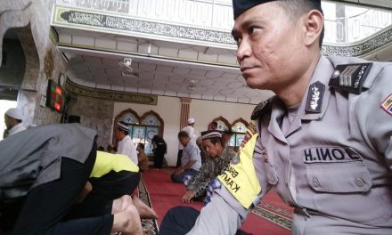 Anggota personil polsek batu ceper melaksanakan kegiatan cinta masjid di wilayah batu ceper dengan cara melaksanakan ibadah sholat subuh berjamaah