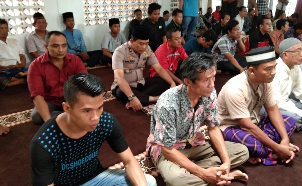 Kapolsek Batu Ceper Sholat Jumat berjamaah bersama warga di Masjid Jami AL Muhajirin