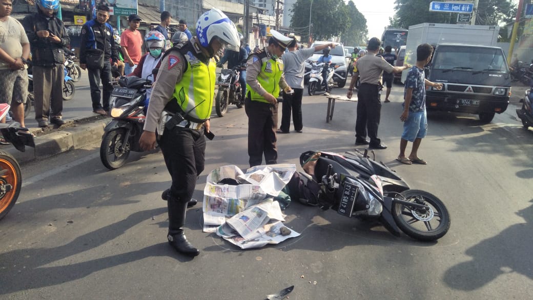 Telah terjadi kecelakaan lalu lintas antara truck dan sepeda motor yang mengakibatkan pengemudi sepeda motor meninggal dunia tepatnya di JL.daan mogot batu ceper Km.19,6