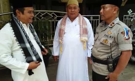 Ipda Ismail Shalat Jum’at bersama warga Kelurahan Selapajang Jaya