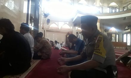 Bhabinkamtibmas Polsek Benda Luangkan Waktu Sholat Berjamaah di Sela Kesibukannya