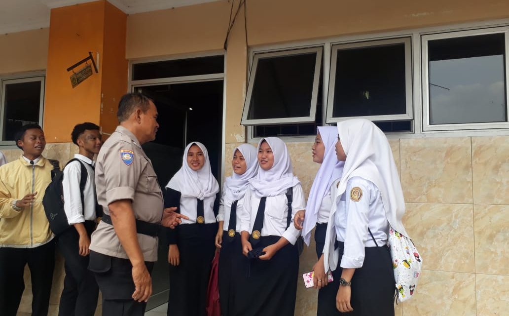 Kunjungi Sekolah, Aiptu Sakip Ingatkan Siswa Untuk Tidak Melakukan Tawuran