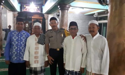 Kegiatan cinta masjid bapak Aiptu Sucipto laksanakan sholat Isya berjamaah di masjid Al barkah